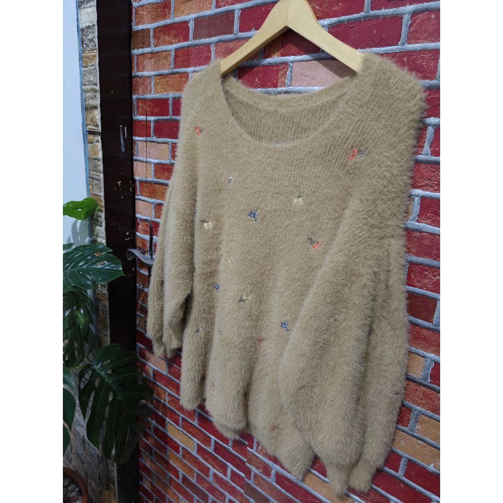 Fuzzy Super Balloon Sleeve Sweater ปักลายดอกไม้เล็ก LD 105-110