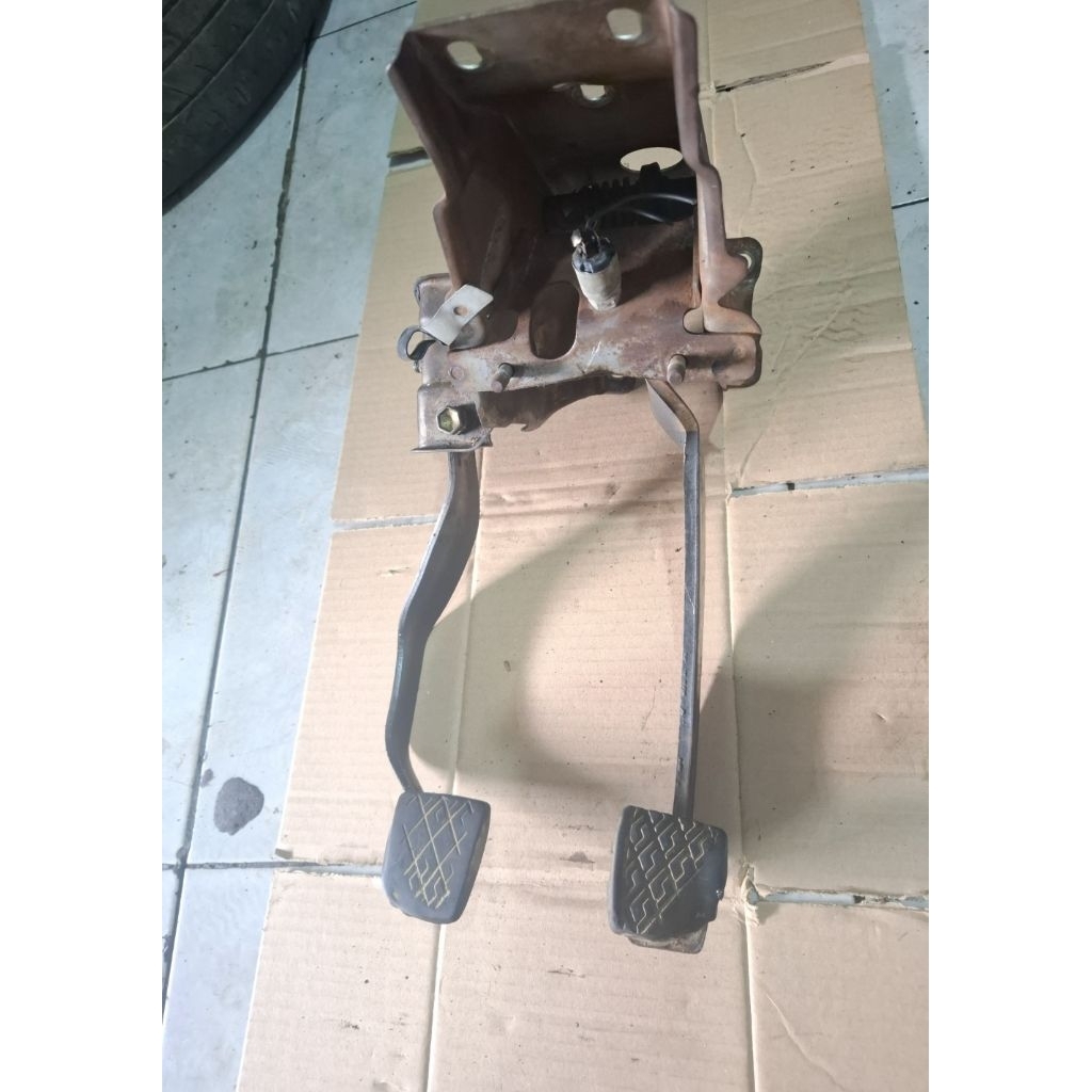 แป้นเบรกและคลัช charade classy winner g102 cx g100 88-96