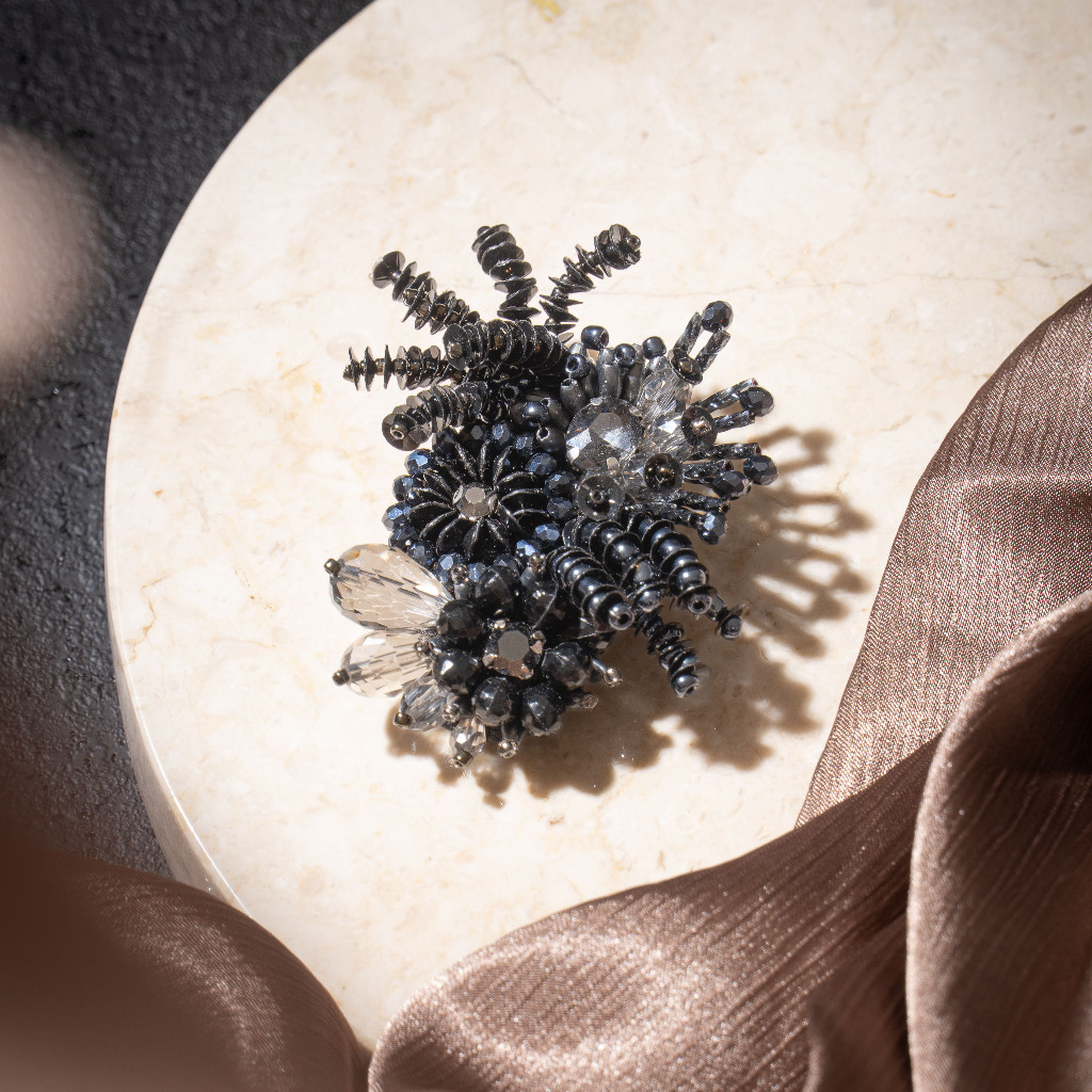 VAIA เข็มกลัด Nadia*