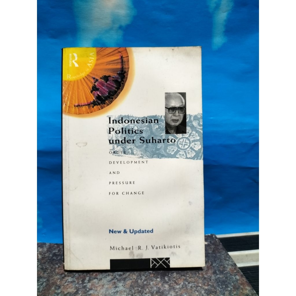 USED INDONESIAN BOOK POLITICS ภายใต้ SUHARTO โดย MICHAEL R. เจ. ภาษีมูลค่าเพิ่ม