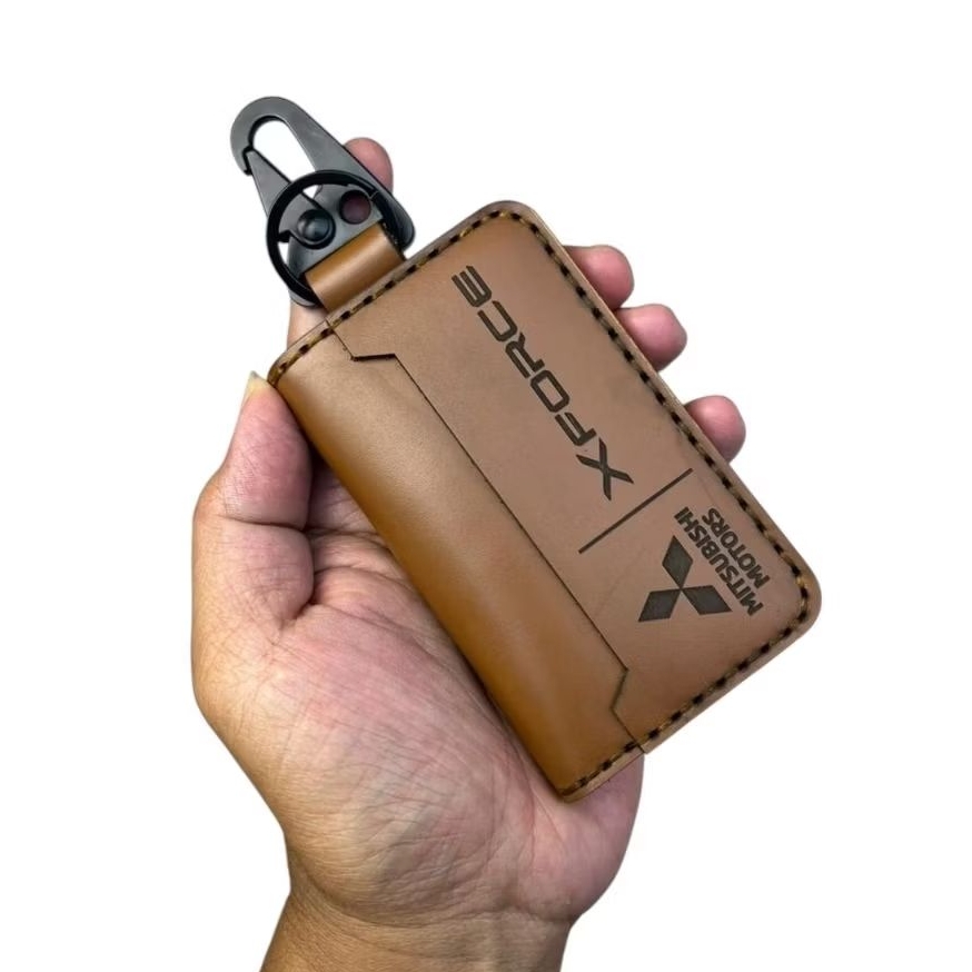 GANTUNGAN Mitsubishi Xforce Car Stnk Wallet หนังแท้ ฟรีชื่อคนขับ ที่แขวนปลอกกุญแจรถสีแทน