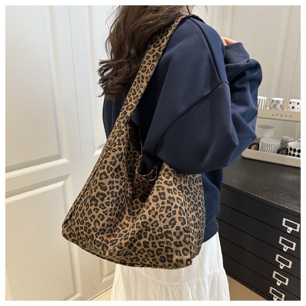 กระเป๋าโท้ต LEOPARD*