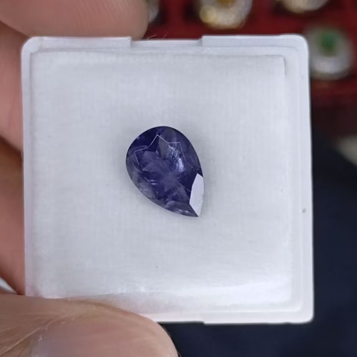 พลอย iolite ธรรมชาติ (ไพลินน้ํา)