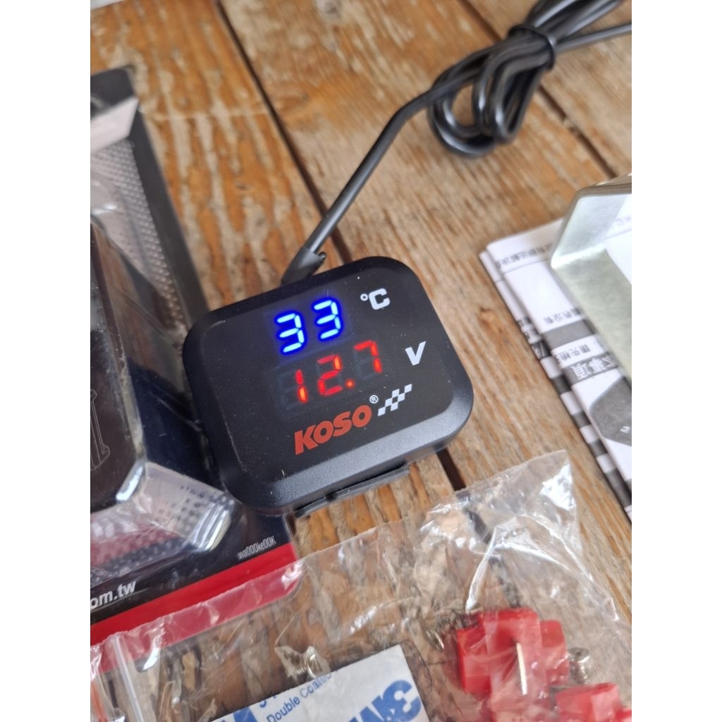 KOSO 3IN1 VOLTMETER ที่ชาร์จ USB TEMPERATURE VOLTAGE UNIVERSAL สําหรับรถจักรยานยนต์ทั้งหมด