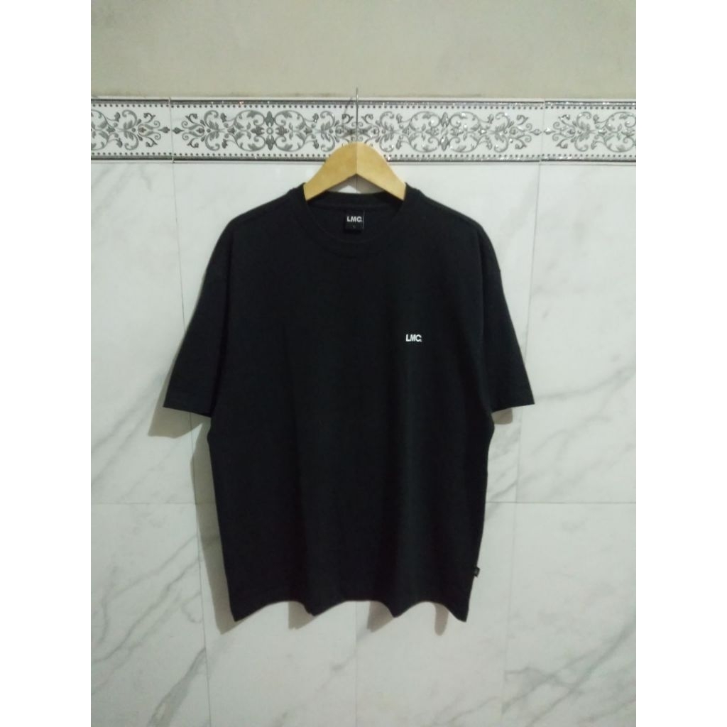 เสื้อยืดสีดํา Los Management Cities (LMC)