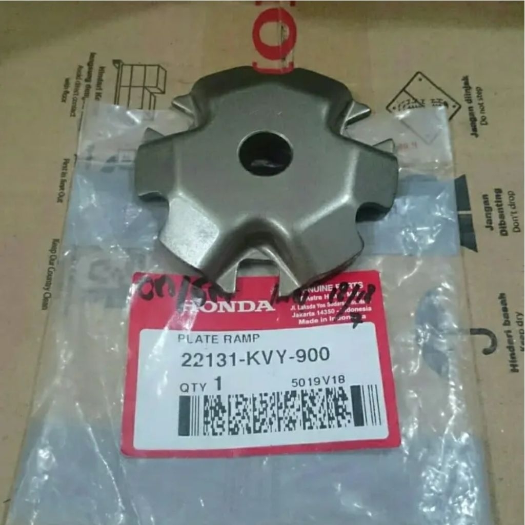 ฝาครอบลูกกลิ้ง HONDA 22131-KVY-900 CONDITION: ใหม่ MOTORCYCLE: BEAT CARBON, SPACY CARBON, SCOY CARBO