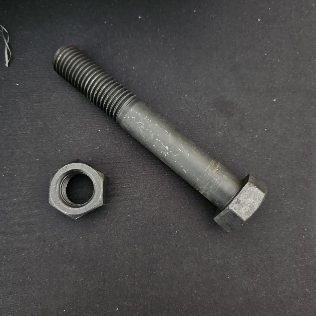 สลักเกลียวเล็บ 1U3352 ถัง Volvo / CAT Ukr. กุญแจ 30mm x M20 x P130mm