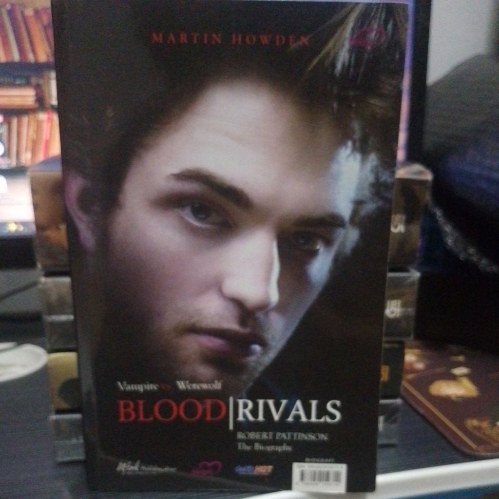 [PRELOVED] Blood Rivals The Biography of Robert Pattinson & Taylor Lautner โดย. มาร์ติน ฮาวเดน