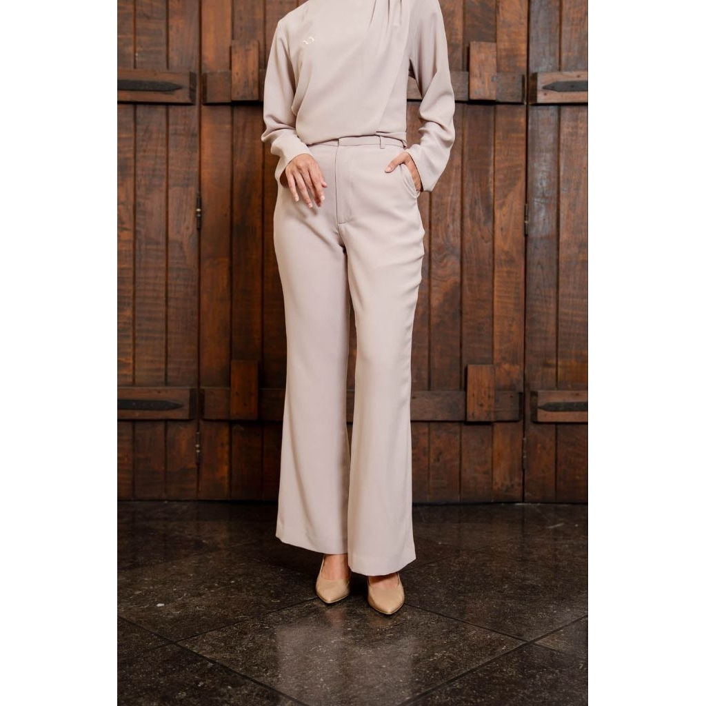 ใส่กางเกง Klamby Yvaine ไซส์ M