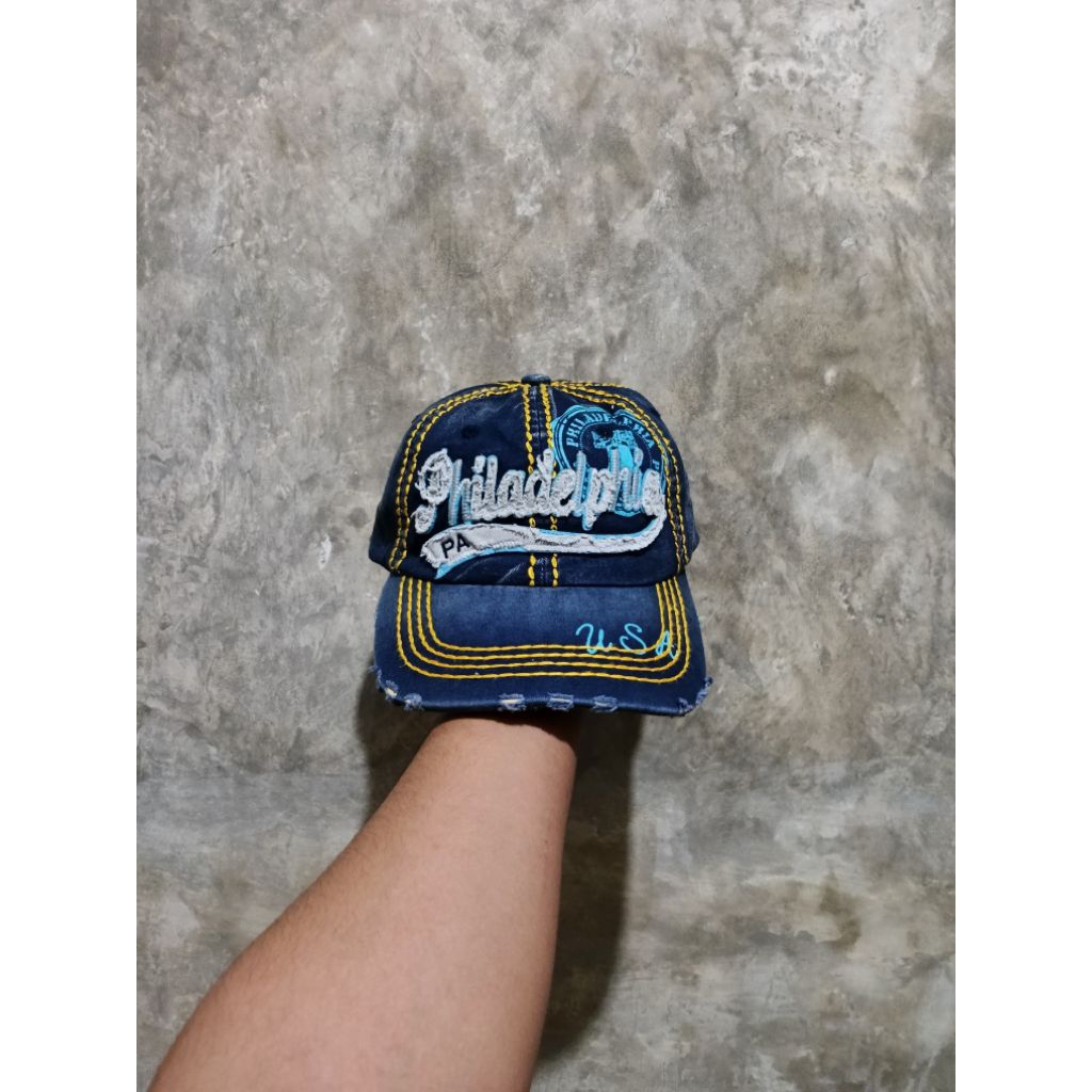 PHILADELPHIA CAPS โดย ROBIN RUTH
