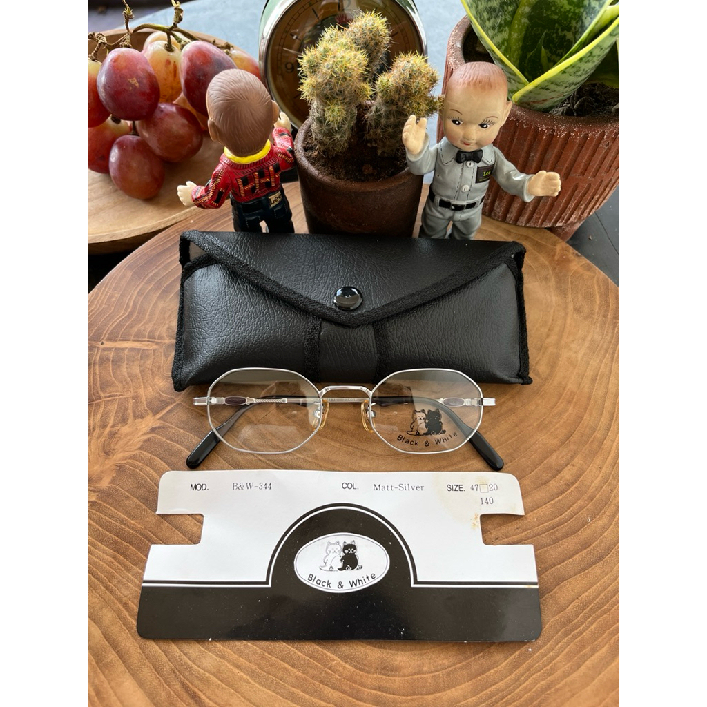 กรอบวินเทจ 70s Brand: Black & White made in Italy 22KGP Size: 50-17-140mm Rare