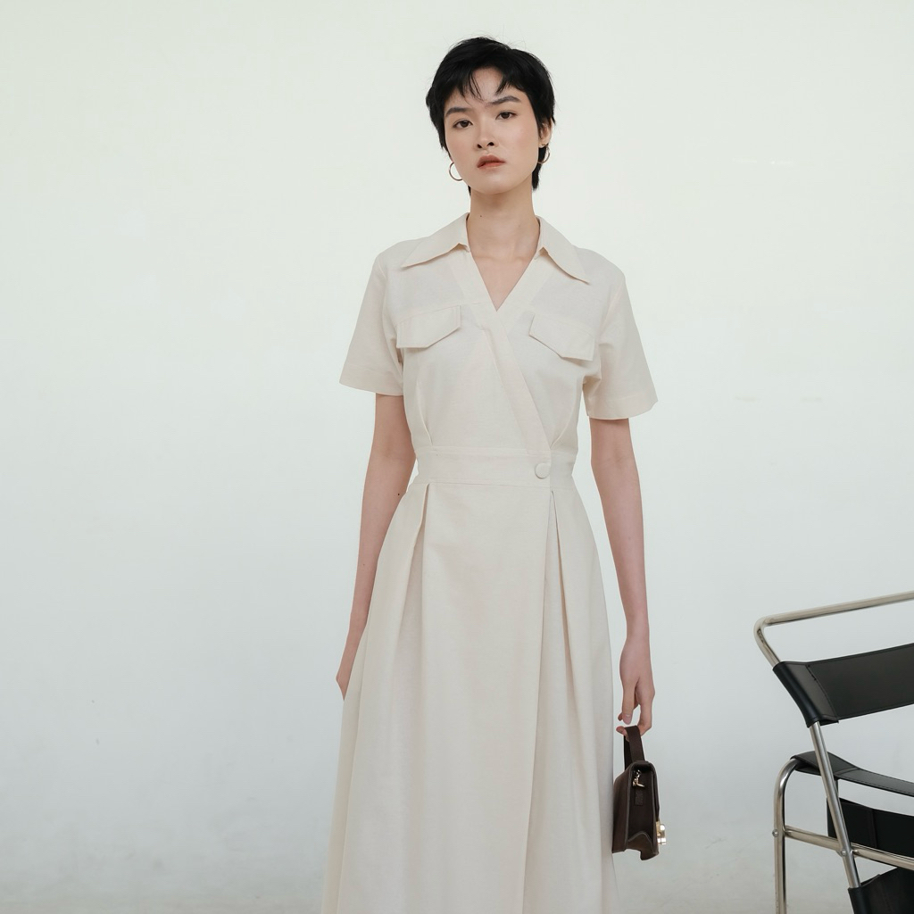VIENNA DRESS LINEN PLEATED / เดรสผ้าฝ้ายลินิน / เดรส Midi คอวี