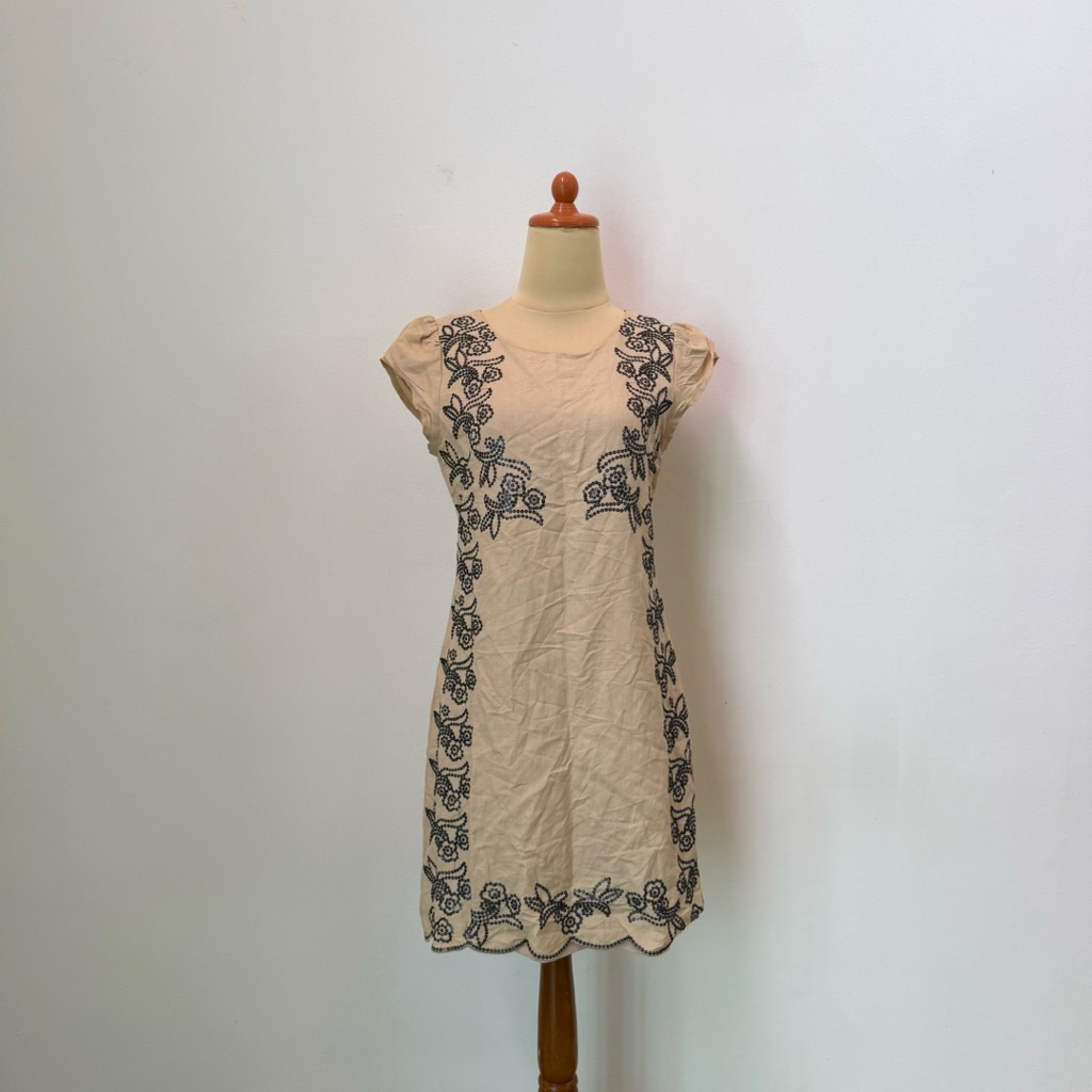 PRELOVED Jomi Jolyn Michelle Cream Beading Short Sleeve Mini Dress แฟชั่นผู้หญิงที่ไม่ซ้ํากัน