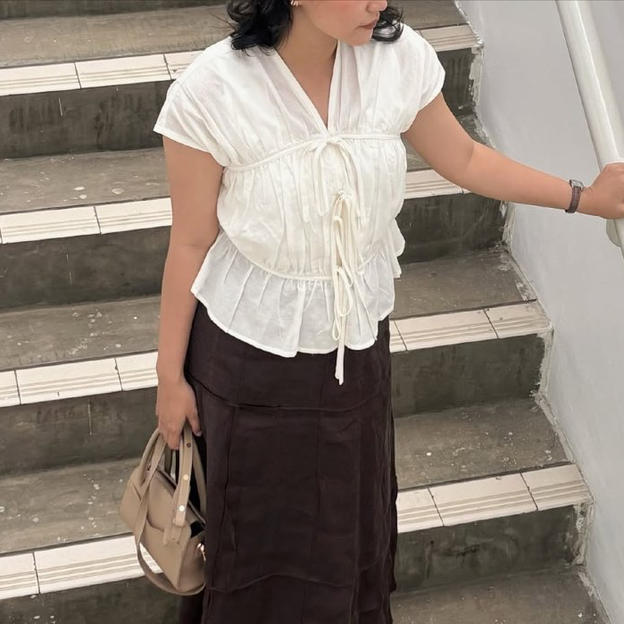 DANE JOE - เสื้อ Yvaine Ribbon Ruched สีขาว / เสื้อท็อปผู้หญิงพร้อมสายริบบิ้นสีขาว