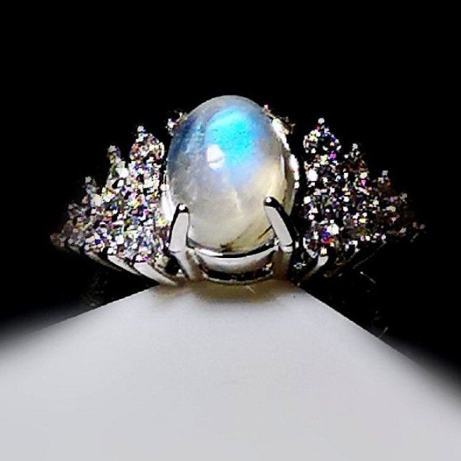 ธรรมชาติ BIDURI MOON CRYSTAL SRILANKA PRECIOUS STONE NATURAL STONE