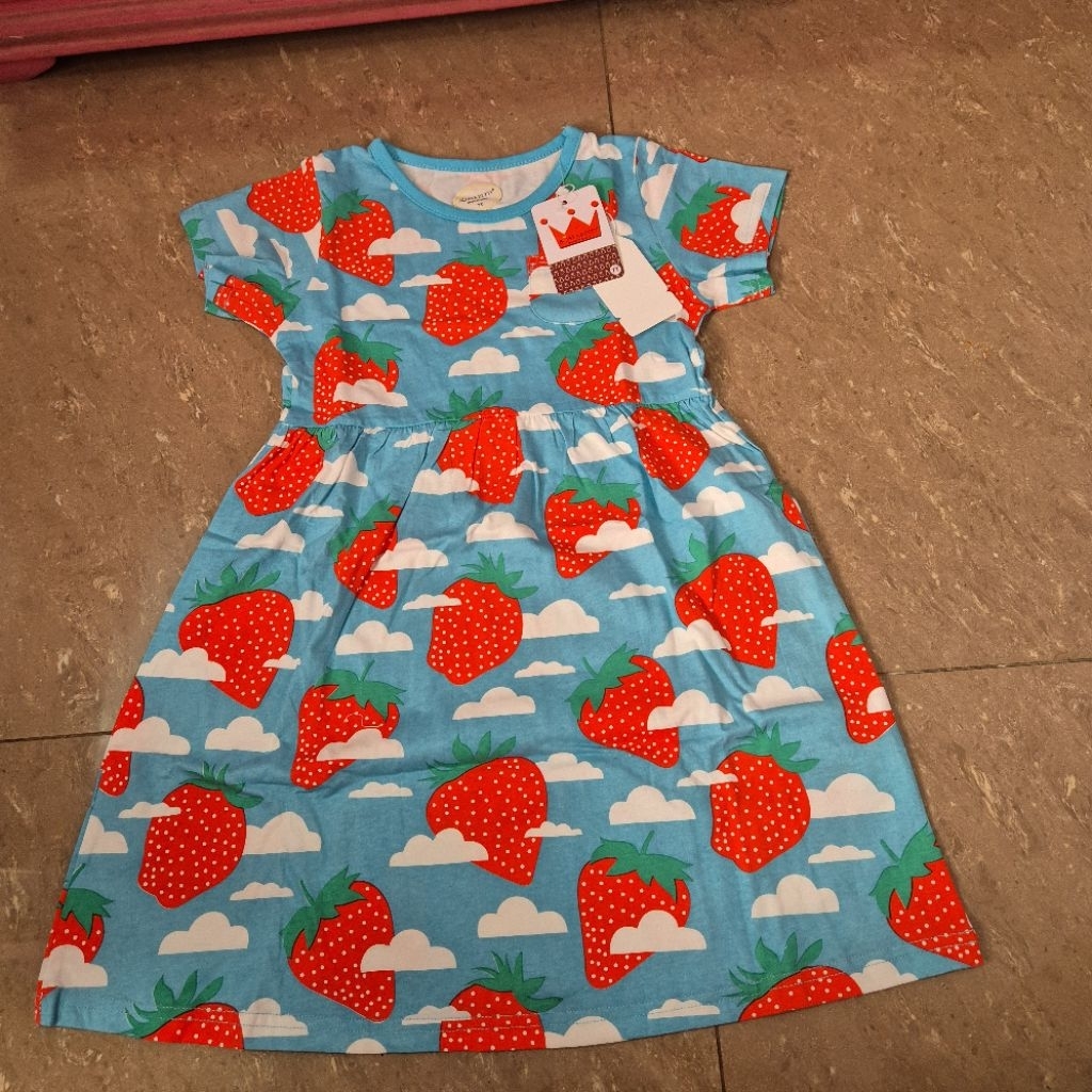Aosta Betty Strawberry Dress สําหรับเด็กอายุ 7 ปี