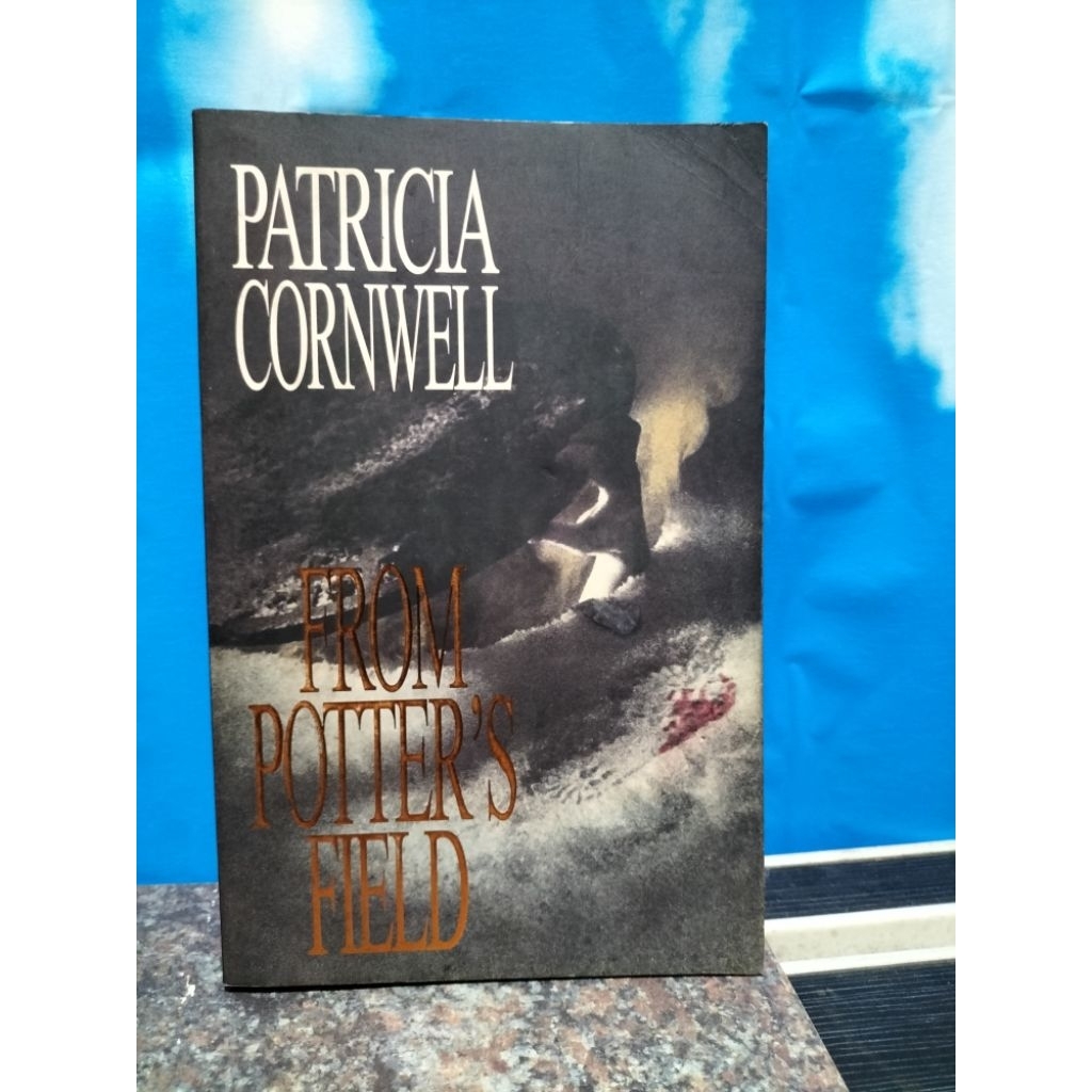 หนังสือที่ใช้แล้วจาก POTTERS FIELD BY PATRIA CORNWELL