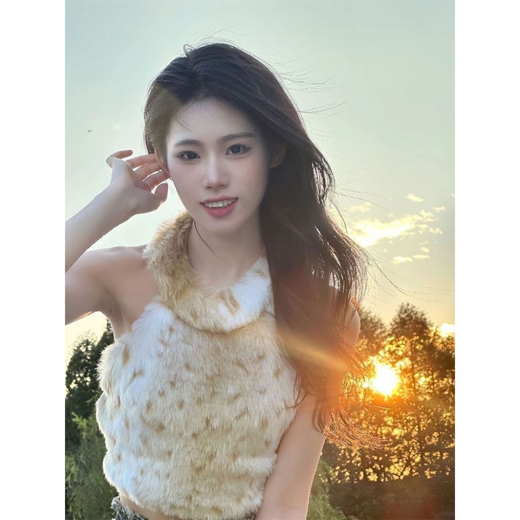 Velvet Fawn Crop Beige Fur Halter Neck สไตล์เกาหลีผู้หญิงอินเทรนด์ Fur Tank Top L-031