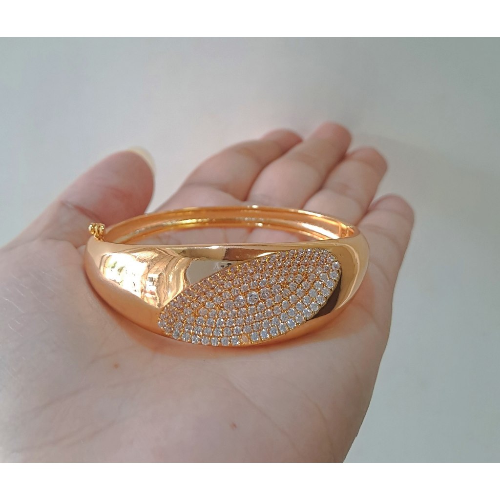 กําไลข้อมือพรีเมี่ยม Sherin Crystal Titanium 22K Gold Bracelet