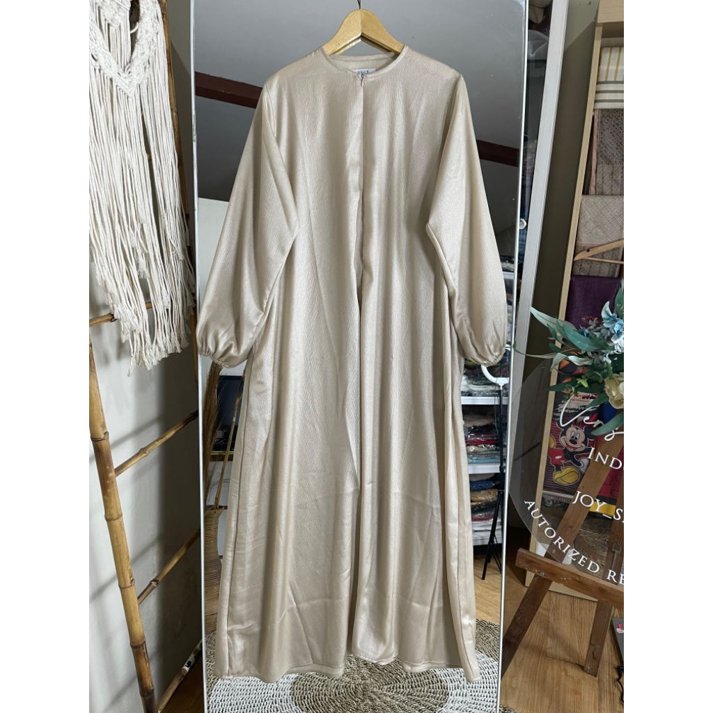 Versuscity Inner Dress สีขาว & Taupe