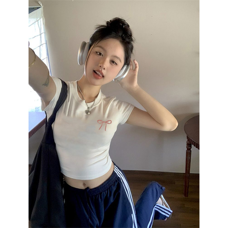 เสื้อครอปสตรีเกาหลีแฟชั่นที่สวยงามพร้อมริบบิ้นขนาดเล็ก / Touch Y2K Sweet & Refined for Feminine Styl