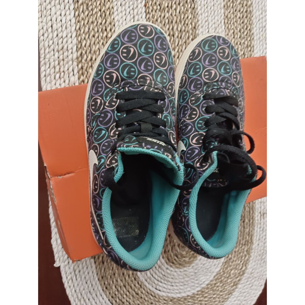 รองเท้า NIKE EMOTICON PRELOVED