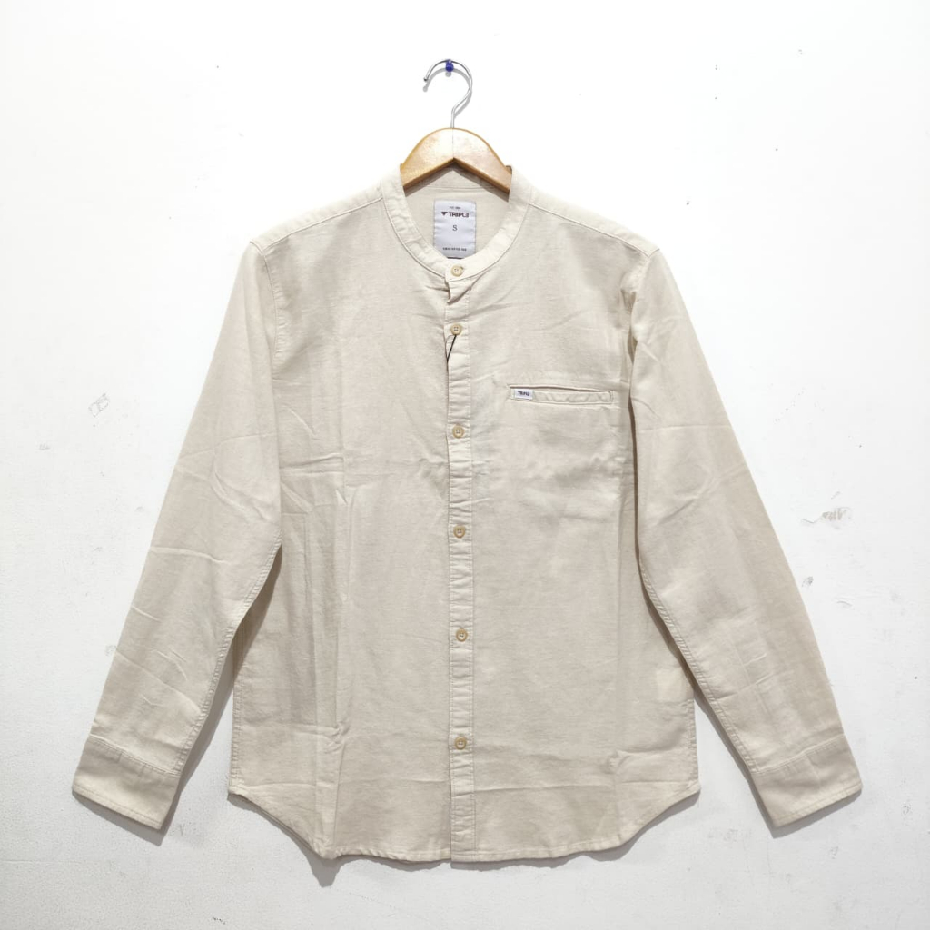 KEMEJA TRIPL3 เสื้อเชิ้ตลําลองผู้ชายครีมธรรมดาสลิมฟิตเซี่ยงไฮ้คอปกแขนยาว LSMC473CRM