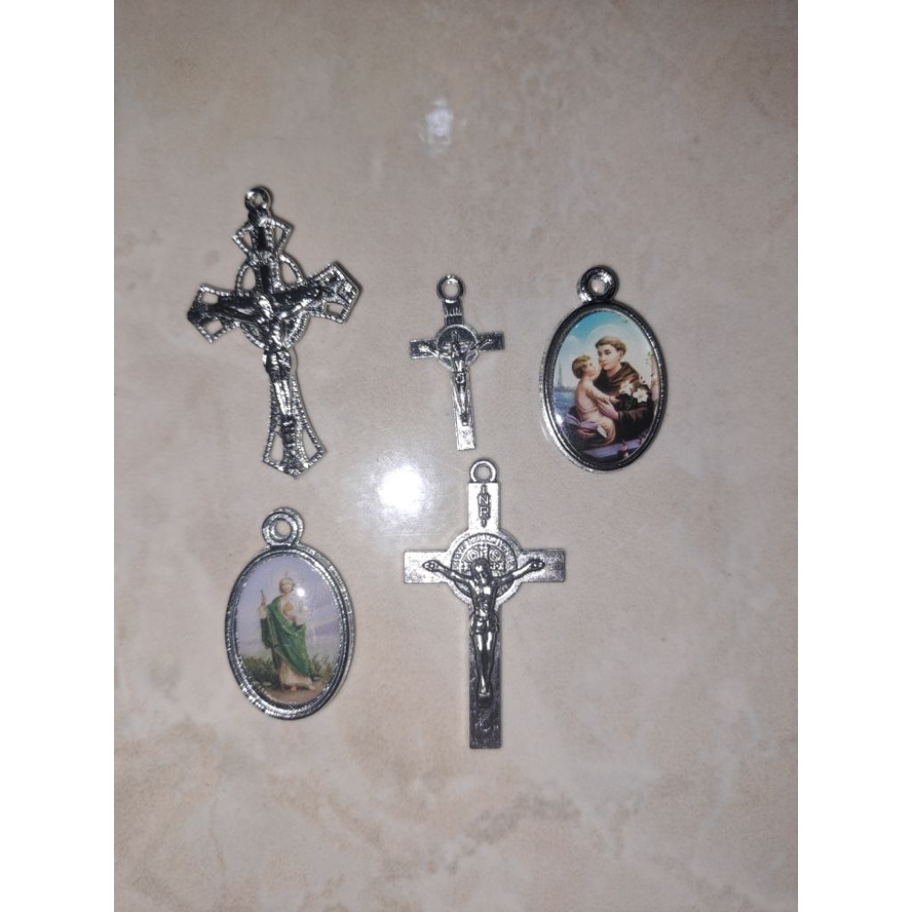 ราคา 1 ชิ้นจี้ไม้กางเขนไม่มีสร้อยคอลูกประคําพระเยซู St Benedict St Yudas St Antonius ของขวัญคริสต์มา