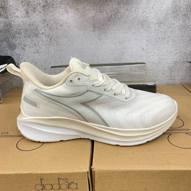 รองเท้าวิ่งผู้หญิง DIADORA PACER - สีเบจ
