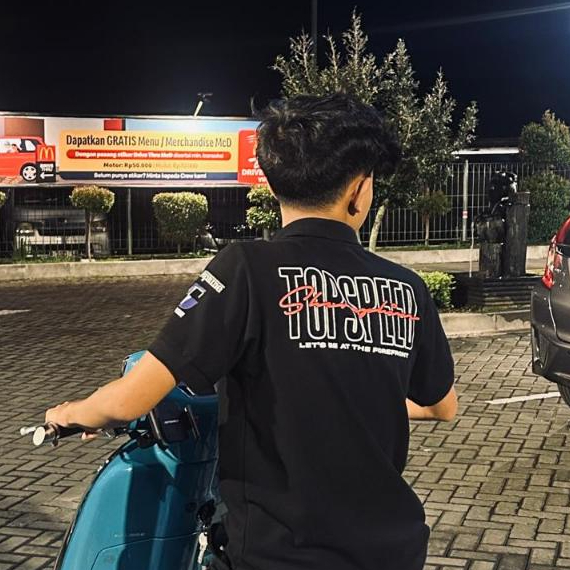 Sheraphine Studios - เสื้อโปโลสีดําและสีขาว Top Speed Racing