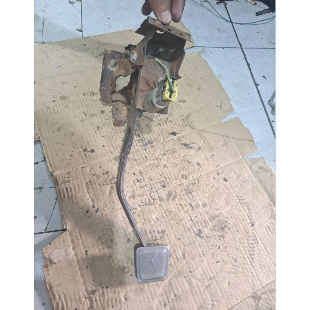 แป้นเหยียบคลัตช์ Mazda 626 cronos 93-2000