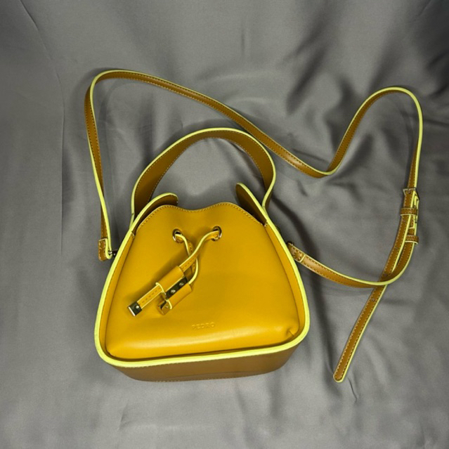 Pedro Bucket Bag กระเป๋าสะพายข้าง