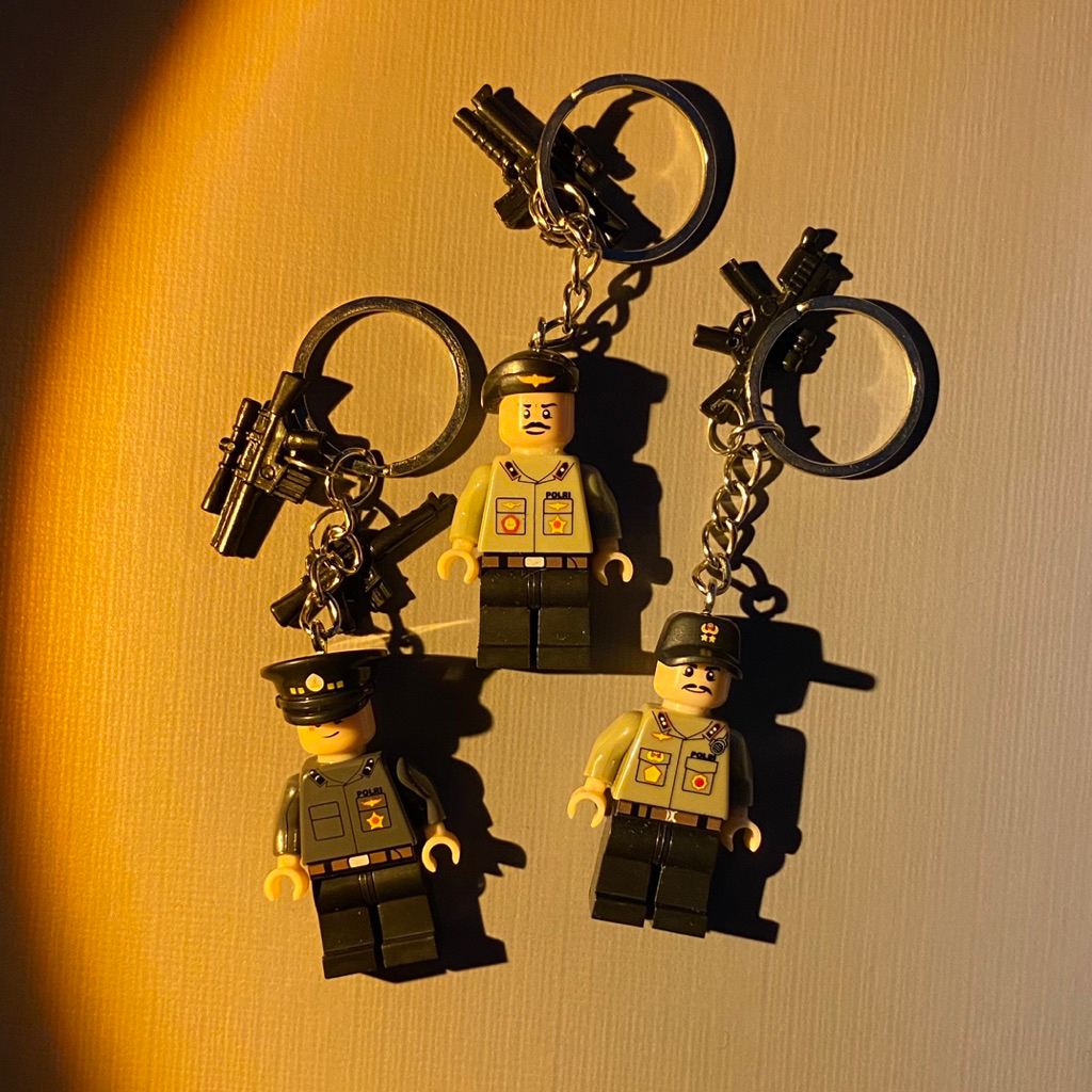 POLICE & ARMY MINI FIGURE SOUVENIR KEYCHAIN