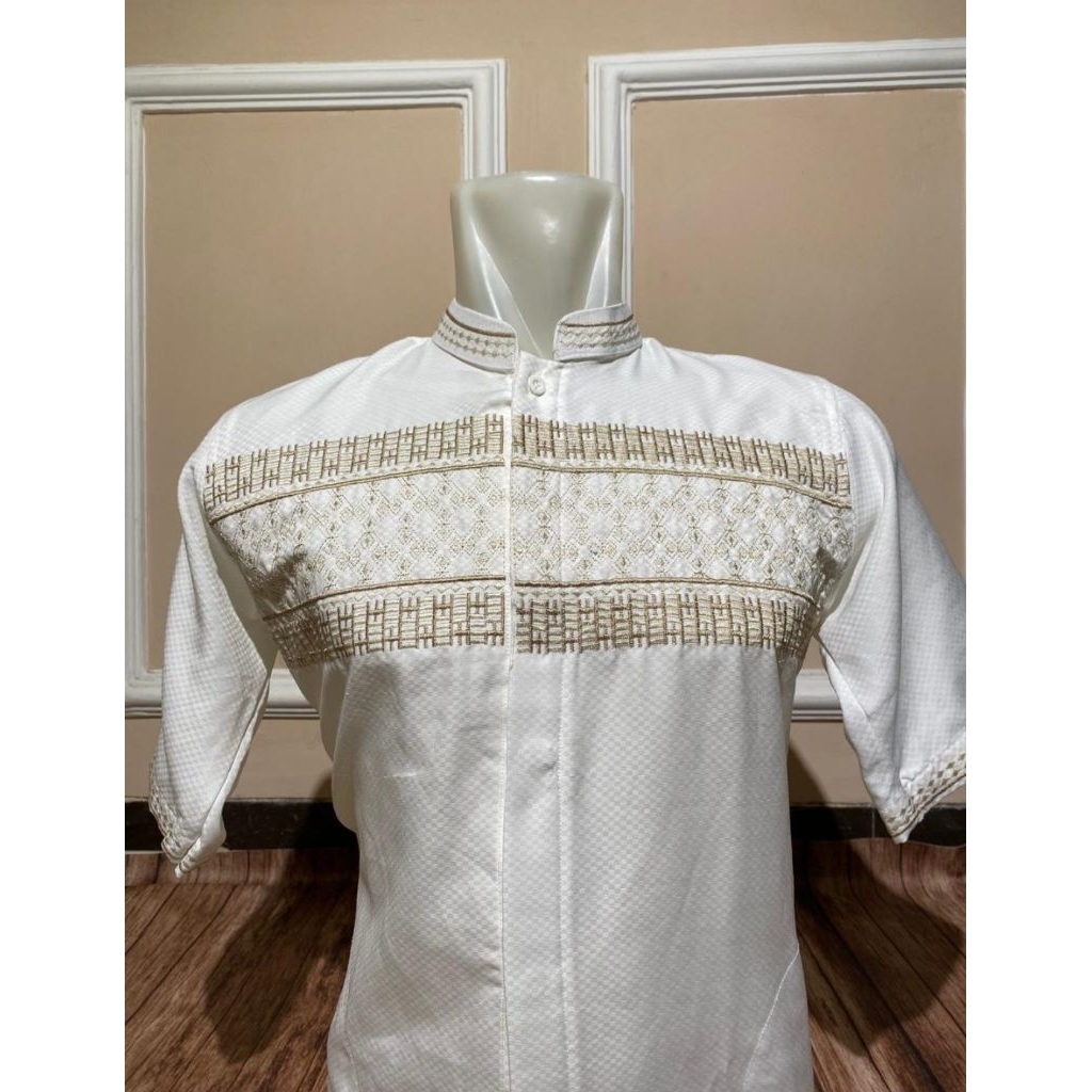 เสื้อเชิ้ตมุสลิม koko ปักแขนสั้น ผ้าไหมกระดูกสีขาว jaguar kenzi