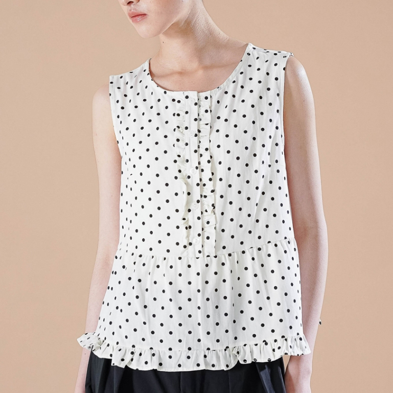 This Is เมษายน Coco Top Ivory ผู้หญิงแขนกุด Polka Dot Flowy Chic Casual Semi-Formal Premium Ivory To
