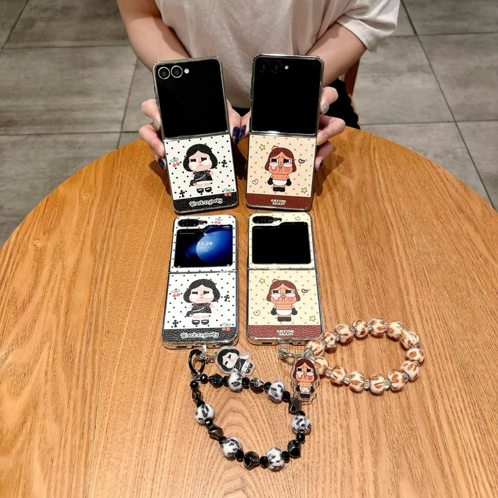 เคสใหม่ Samsung Zflip7 หนังสีดํา Crybaby การ์ตูนน่ารัก Charm สวยน่ารัก TPU ปลอก Hp สําหรับ Samsung Z