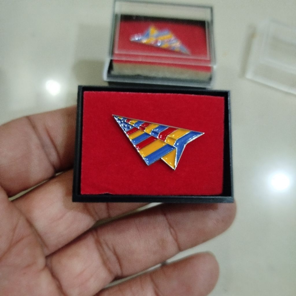เข็มกลัดหมวกโลหะ PAPER PLANE แบบกําหนดเอง
