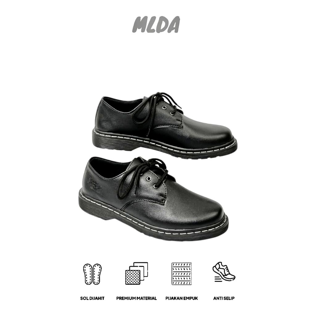 Dr Martins Unisex แฟชั่นผู้ชายและผู้หญิง Docmat สั้น 3 หลุมสวมใส่สบายทํางานและทุกวันรองเท้า Docmat ส