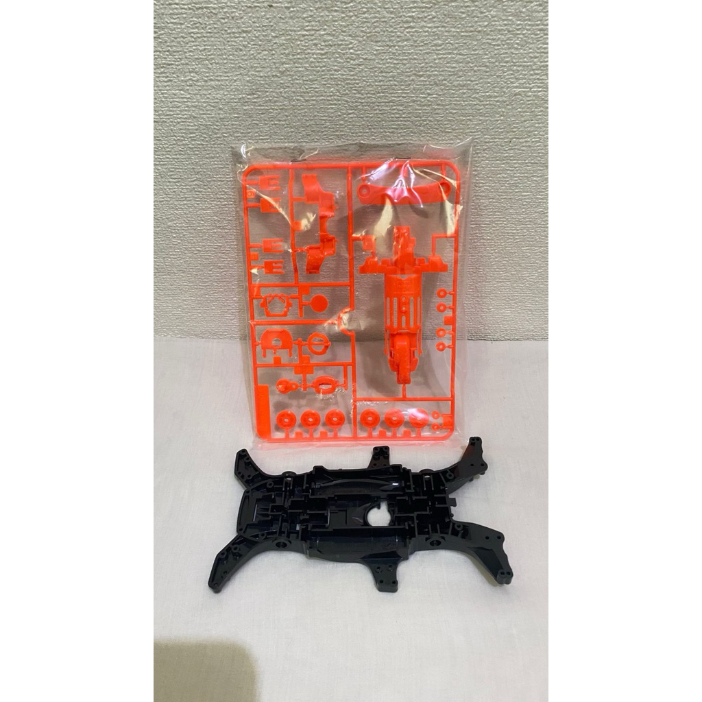 Tamiya MA Chassis สีดําและกระปุกเกียร์สีส้ม