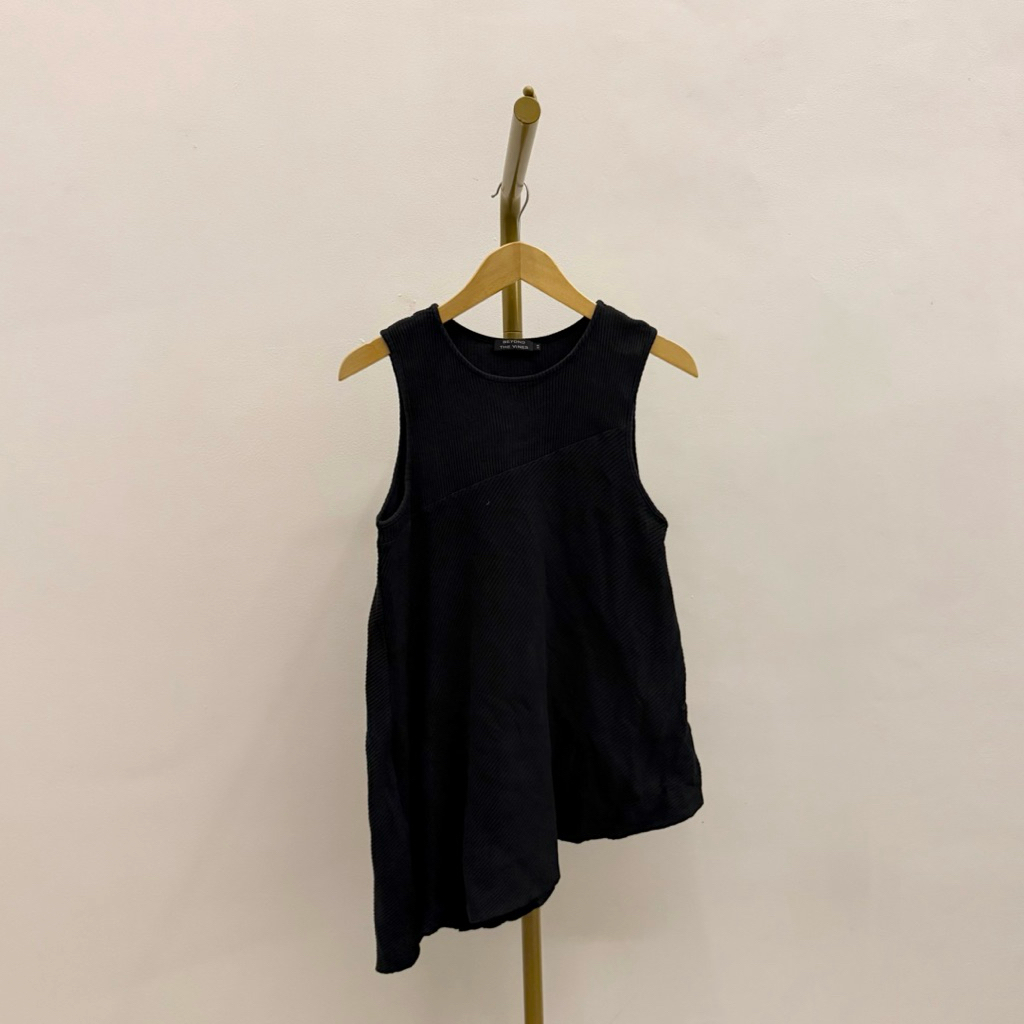 PRELOVED Beyond The Vines BTV สีดํา Basic Ribbedไม่สมมาตร Tank Top เสื้อแฟชั่นผู้หญิง