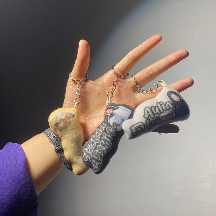 GANTUNGAN Plushie พวงกุญแจรูปถ่ายและชื่อพวงกุญแจที่กําหนดเองตุ๊กตาพวงกุญแจภาพใบหน้าและชื่อเขียน CUST