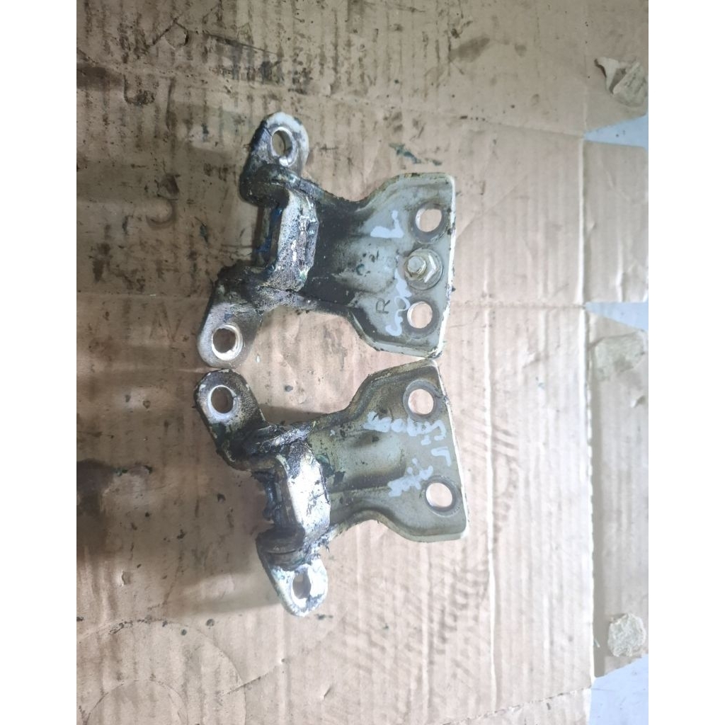 Mazda 626 cronos 93-2000 บานพับประตูซ้ายด้านหลัง