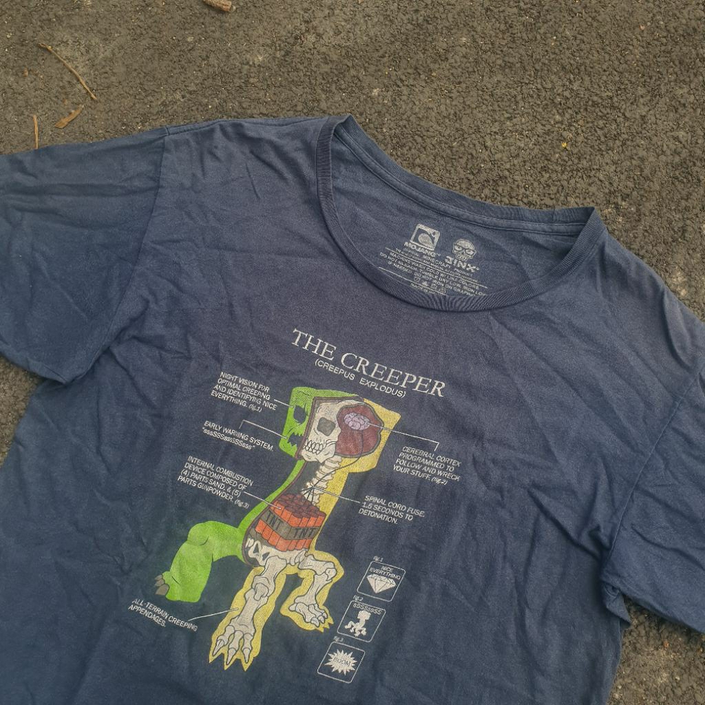 เสื้อยืด Minecraft โดย MOJANG X JIDX