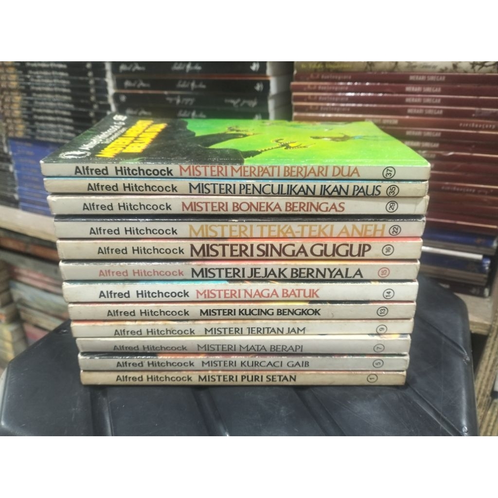 นวนิยายเก่า ALFRED HITCHCOCK & TRIO การป้องกัน