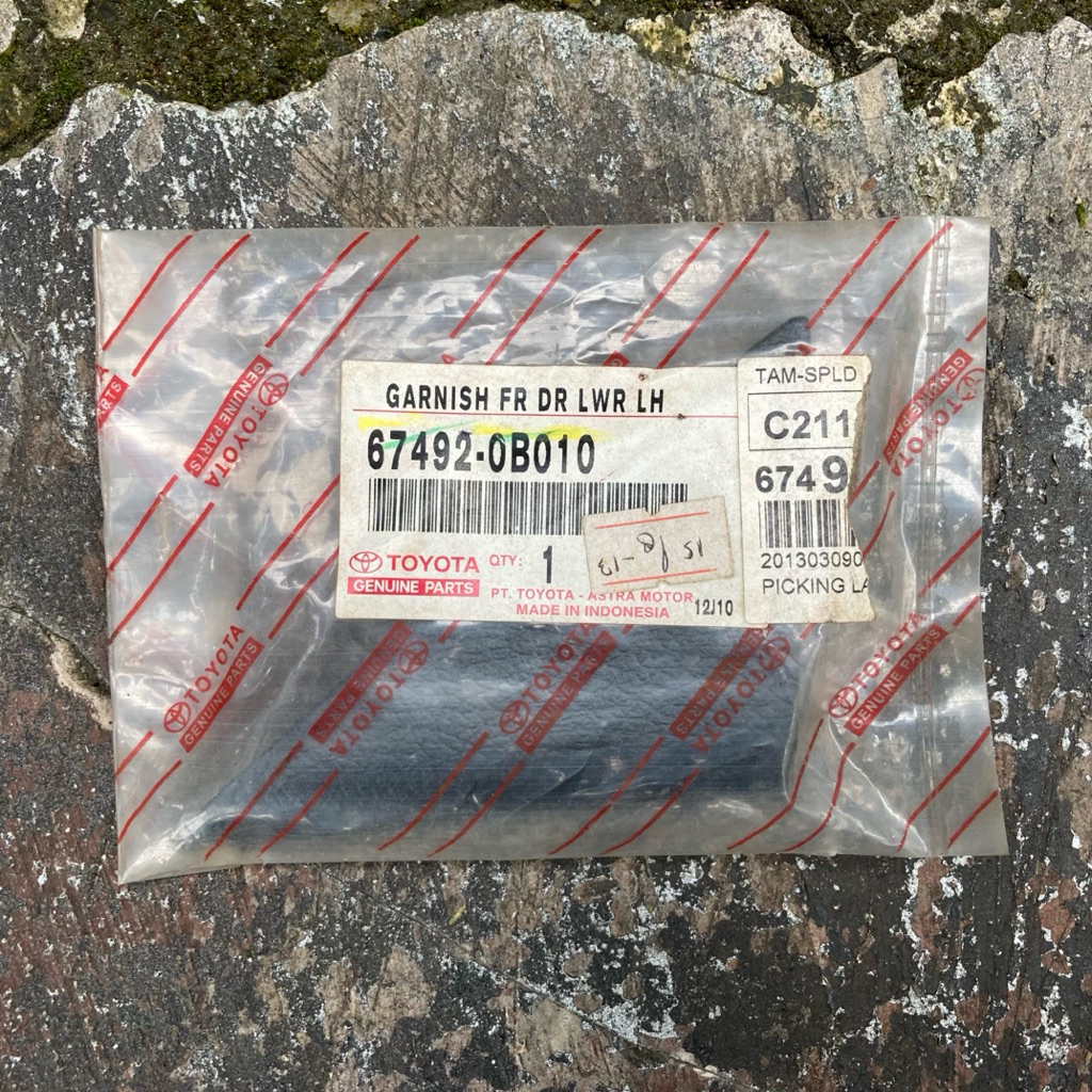 Garnish ด้านหน้าประตู Lower กรอบวงเล็บ Lh Garnish พร้อมฝาครอบสามเหลี่ยมเสาซ้ายกระจกประตู Kijang Kaps