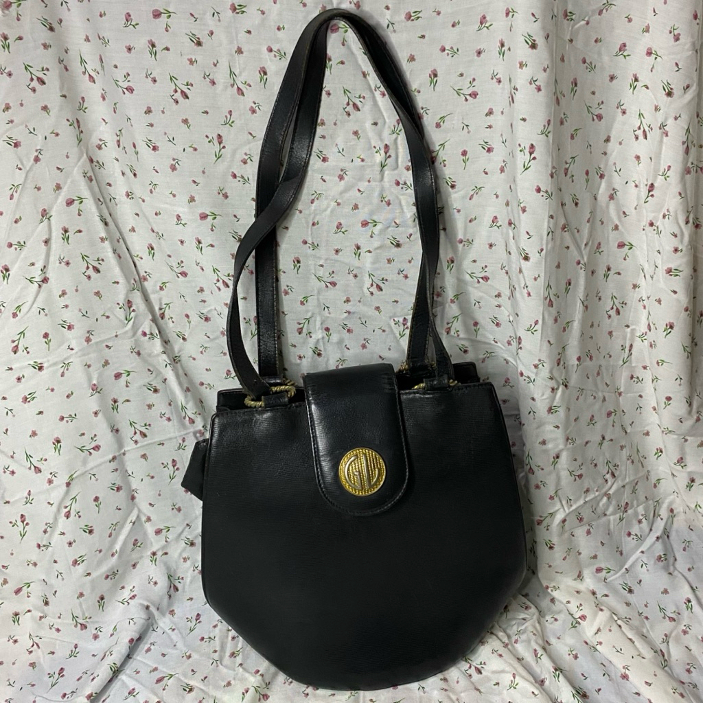 กระเป๋าหนัง Guy Laroche