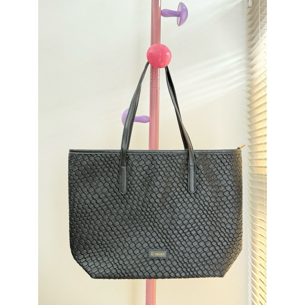 กระเป๋าโท้ต Prlvd ทอ Owinkk (สีดํา)