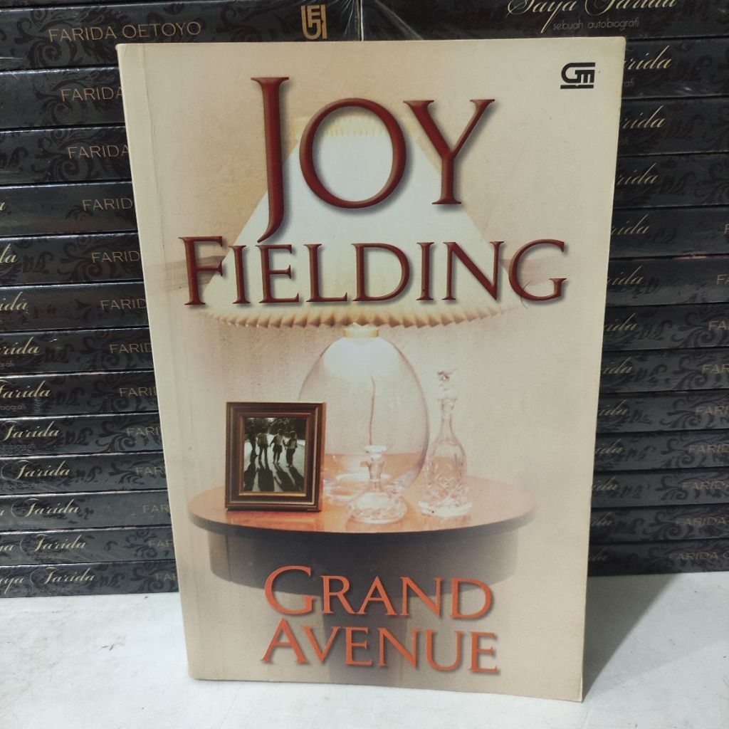 หนังสือ: GRAND AVENUE