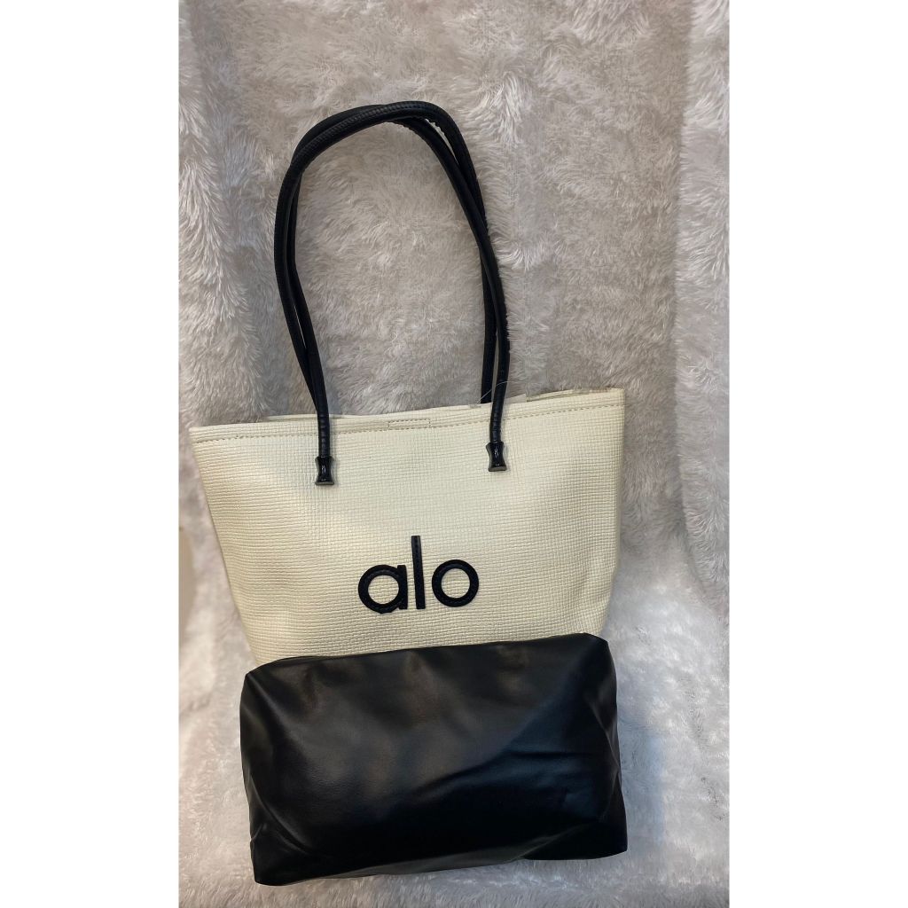 กระเป๋าสะพายลําลองผู้หญิง 001 AL0 FREE POUCH