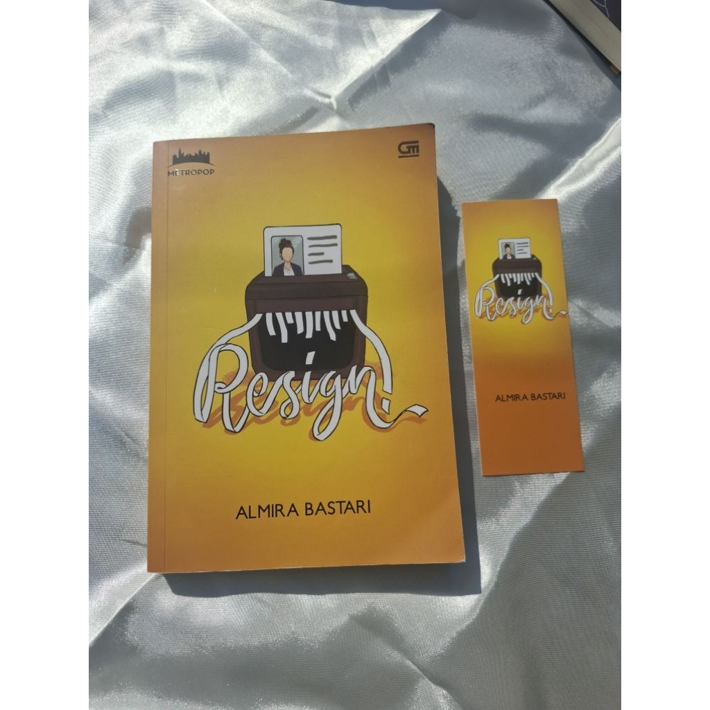 PRELOVED NOVEL RESIGN ORI